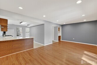 41 Van Pelt Ct in East Brunswick, NJ - Building Photo - Building Photo