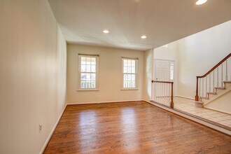 7403 Crestberry Ln in Bethesda, MD - Building Photo - Building Photo