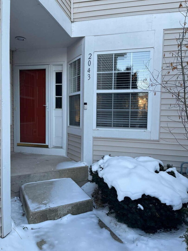 2043 Orchard Ln in Carpentersville, IL - Foto de edificio - Building Photo