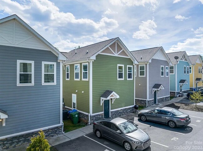 70 Shiloh Rd in Asheville, NC - Foto de edificio - Building Photo