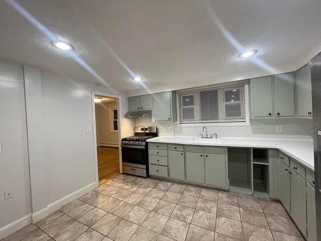 14 Irving St in Everett, MA - Building Photo - Building Photo