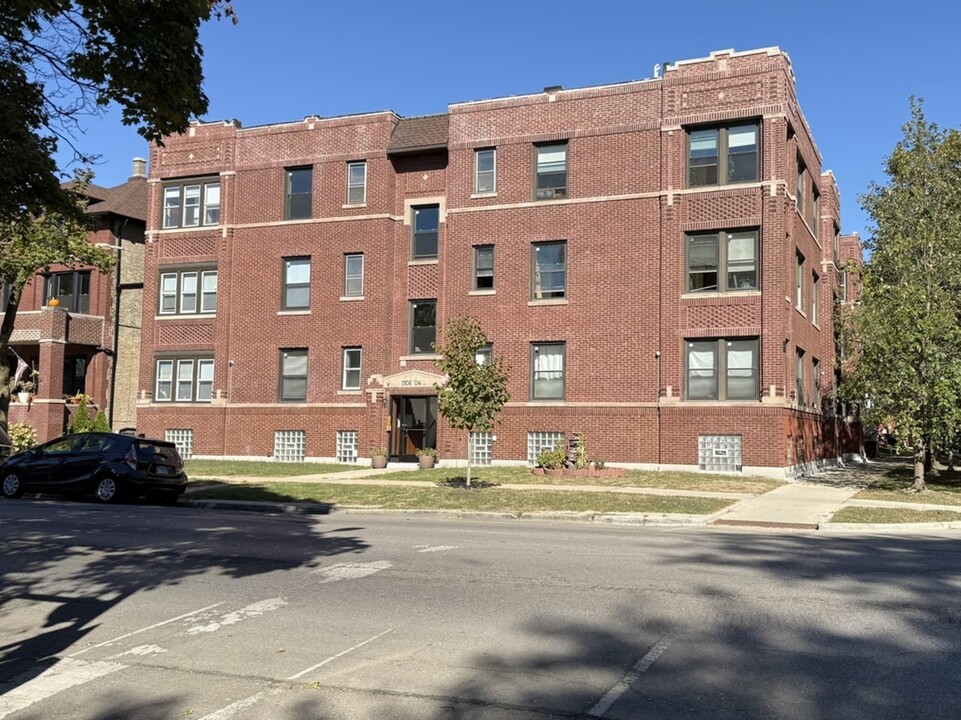 2106 W Wilson Ave in Chicago, IL - Building Photo