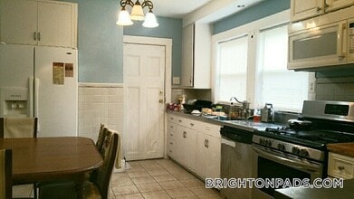 233 Commonwealth Ave in Newton, MA - Foto de edificio - Building Photo