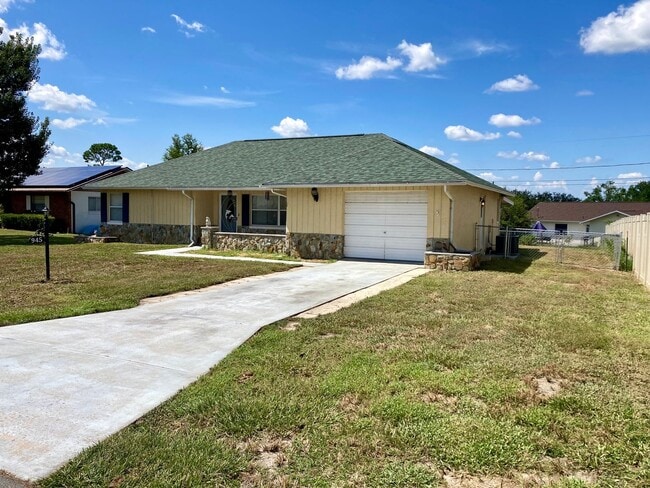 945 W Catbrier Ln in Beverly Hills, FL - Building Photo - Building Photo