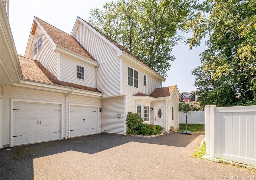 1023 Black Rock Tpke in Fairfield, CT - Building Photo