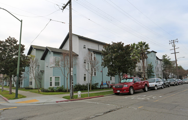 Chestnut Linden Court Apartments in Oakland, CA - Building Photo - Building Photo