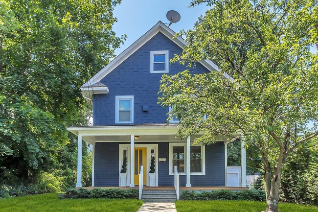 property at 10 Dosoris Way