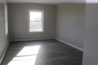 647 New Park Ave in West Hartford, CT - Building Photo - Building Photo
