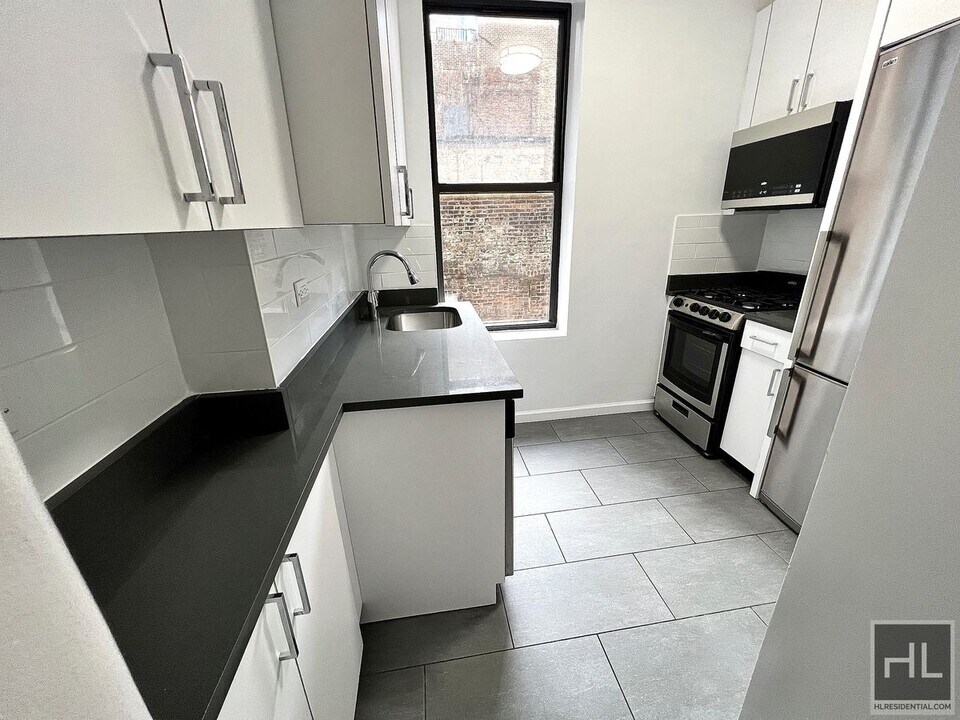 WEST 72 STREET in New York, NY - Building Photo