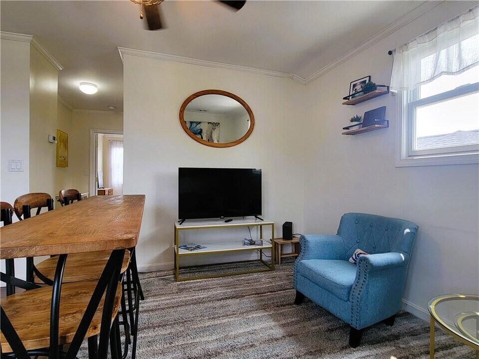 11 Hammond St in Newport, RI - Building Photo