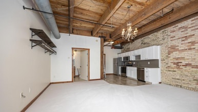 940 Monroe Ave NW in Grand Rapids, MI - Building Photo - Building Photo