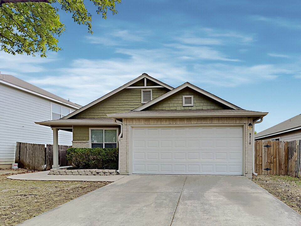 9210 Laguna Falls in San Antonio, TX - Building Photo