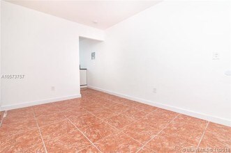 1245 NW 60th St-Unit -4 in Miami, FL - Foto de edificio - Building Photo