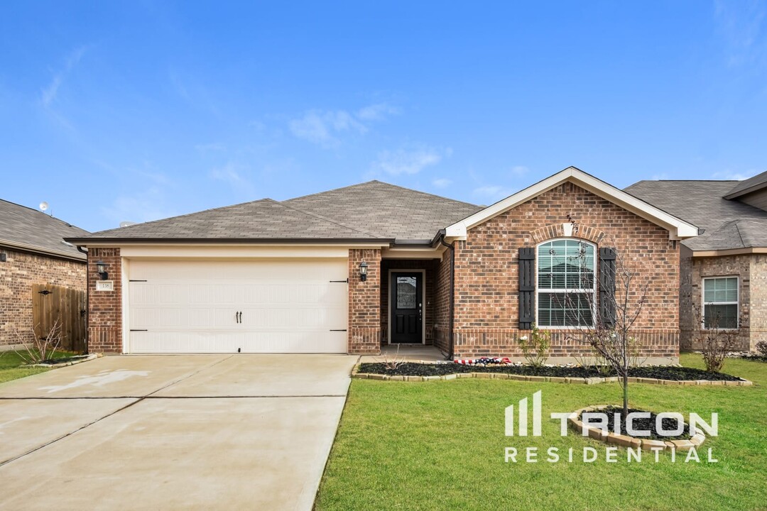 138 Kennedy Dr in Venus, TX - Building Photo