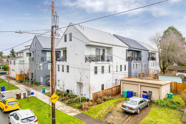 1018 N Ainsworth St in Portland, OR - Building Photo - Building Photo