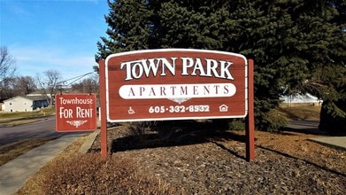 Cleveland and Townpark Townhomes in Sioux Falls, SD - Building Photo - Building Photo