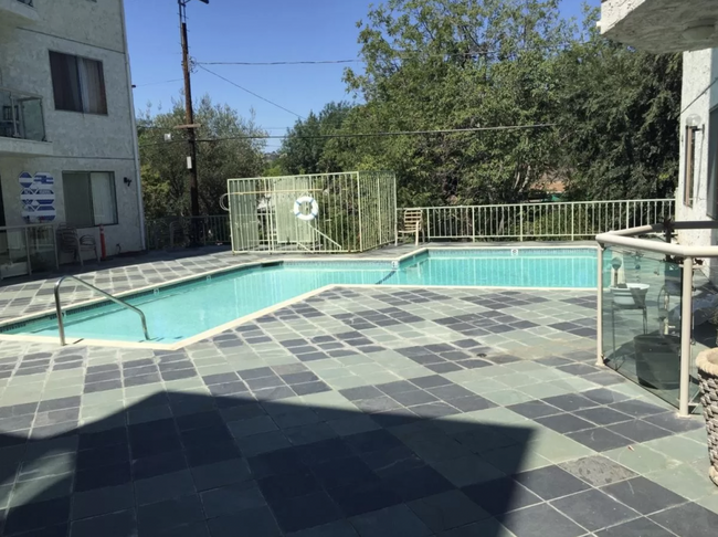 4441 Woodman Ave, Unit 111 in Los Angeles, CA - Foto de edificio - Building Photo