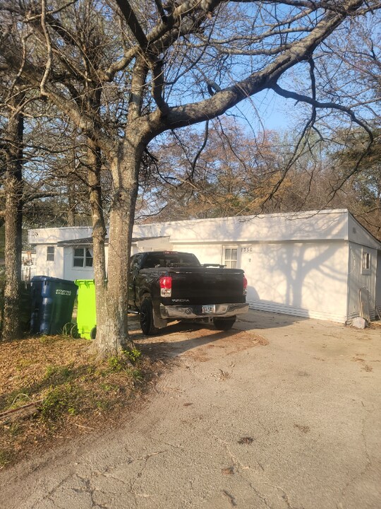 1356 McIntosh Rd in Douglasville, GA - Foto de edificio