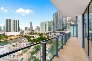 88 SW 7th St in Miami, FL - Building Photo