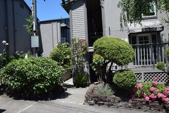 2405 NW Irving St, Unit 2431-13 in Portland, OR - Foto de edificio - Building Photo