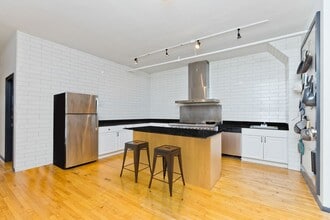 2011 W Division St in Chicago, IL - Foto de edificio - Building Photo