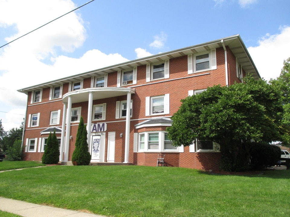 900 Greenbrier Rd in Dekalb, IL - Building Photo