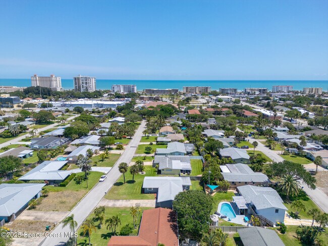 346 Cyprus Dr in Cocoa Beach, FL - Foto de edificio - Building Photo