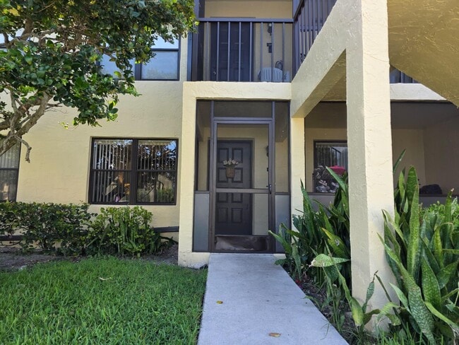 4709 Lucerne Lakes Blvd E in Greenacres, FL - Building Photo - Building Photo