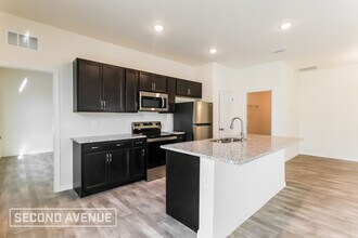 1493 Oregon Ln in North Port, FL - Foto de edificio - Building Photo