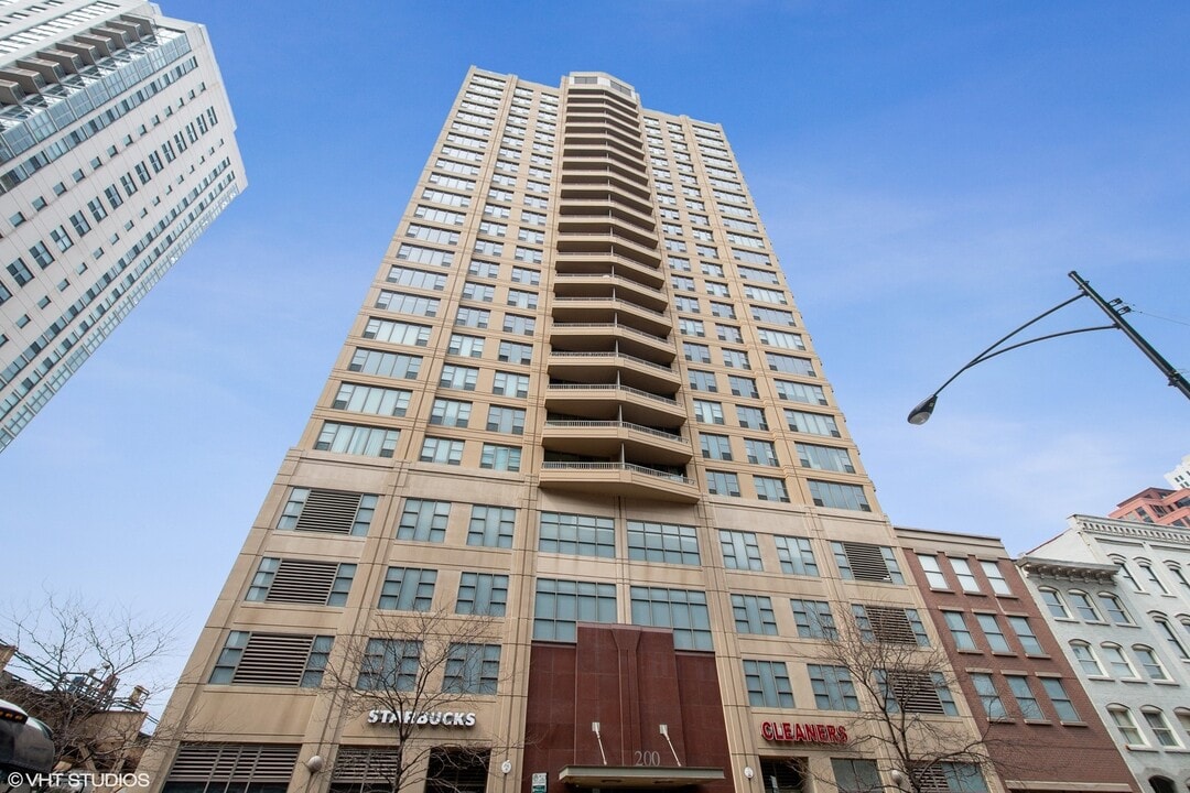 200 N Jefferson St, Unit 2302A in Chicago, IL - Building Photo