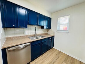 340 N Houston in Webster, TX - Building Photo - Building Photo