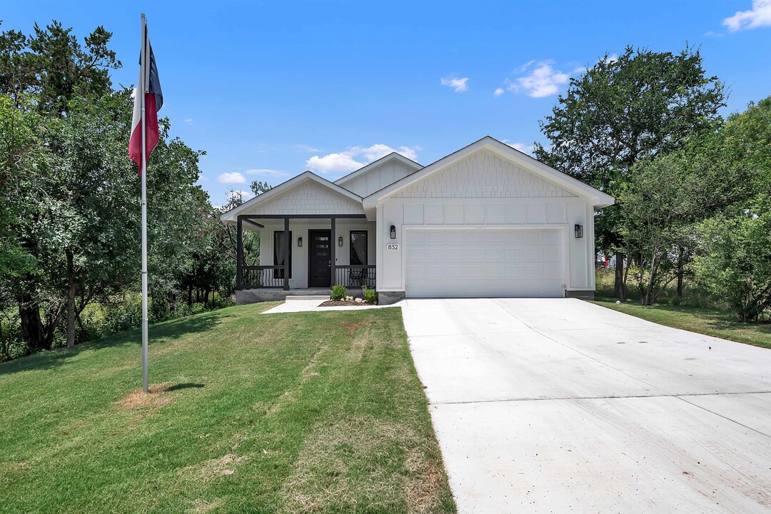 832 Fir Ln in Cottonwood Shores, TX - Building Photo