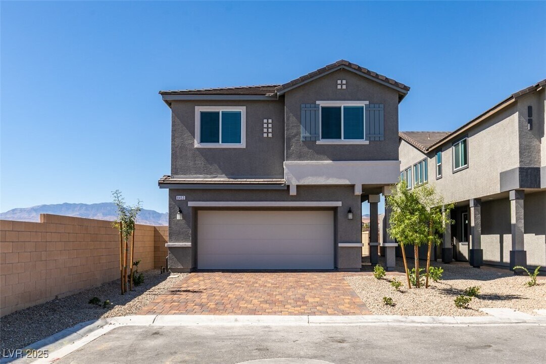 8453 Sycamore Crk St in Las Vegas, NV - Building Photo