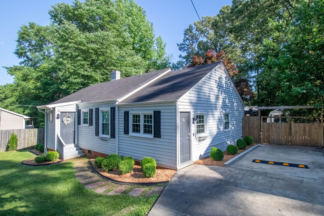 2721 Azalea Dr in Greensboro, NC - Building Photo