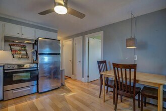 28 Oregon St, Unit 1 in Portland, ME - Foto de edificio - Building Photo