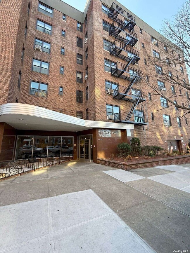 63-84-84 Saunders St in Queens, NY - Foto de edificio - Building Photo