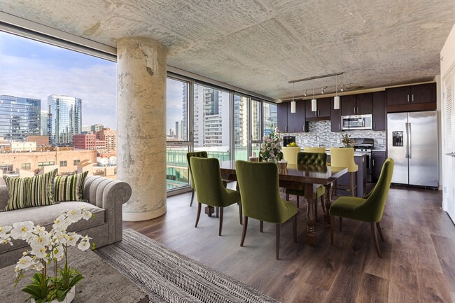 Gateway West Loop in Chicago, IL - Building Photo - Building Photo