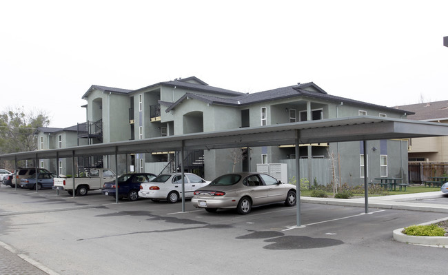 Greens Annex in Woodland, CA - Foto de edificio - Building Photo