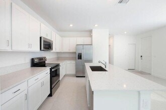 824 SE grovebush Ln in Port St. Lucie, FL - Building Photo - Building Photo
