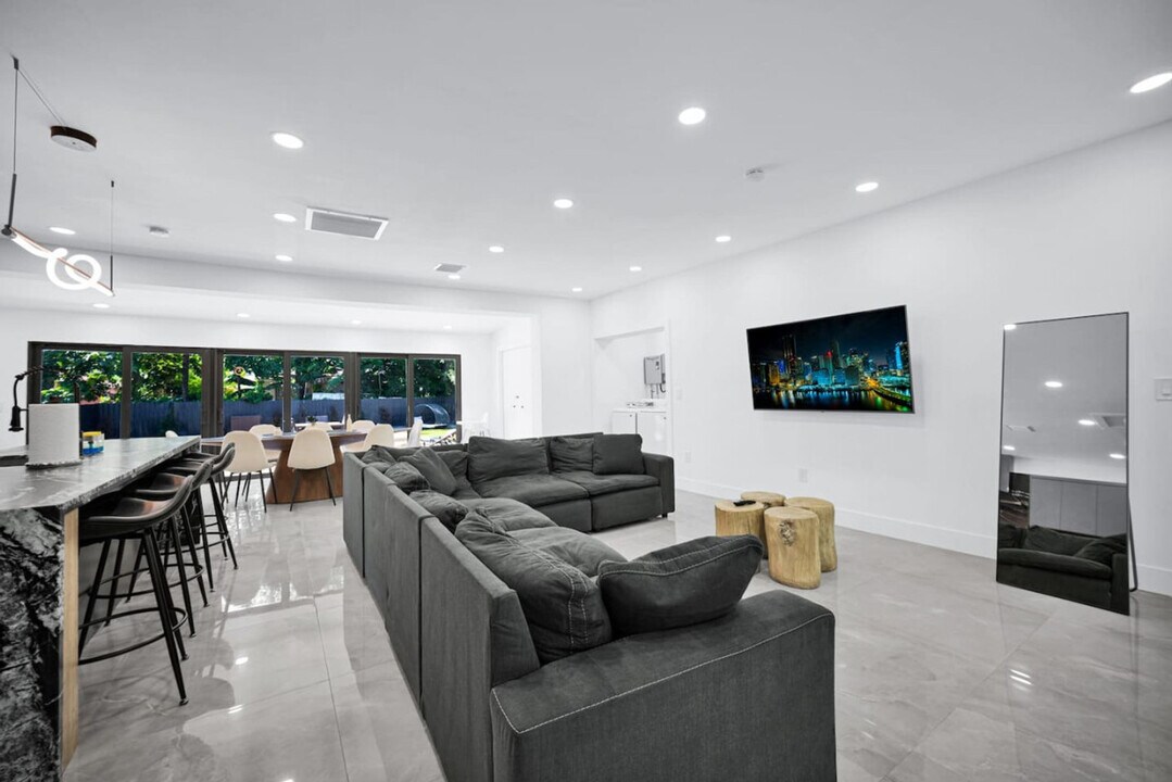 112 NW 53rd St in Miami, FL - Foto de edificio