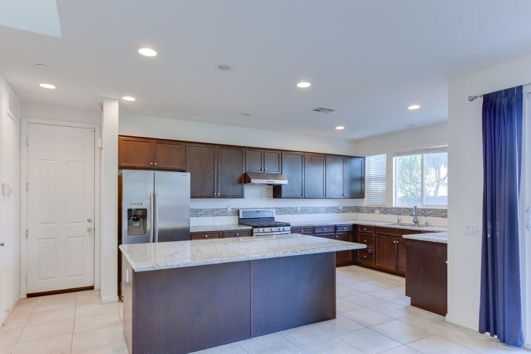 7181 Logsdon Dr in Corona, CA - Building Photo