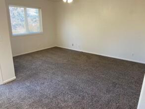 6702-6704 Bluebelle Ct in Springfield, OR - Foto de edificio - Building Photo