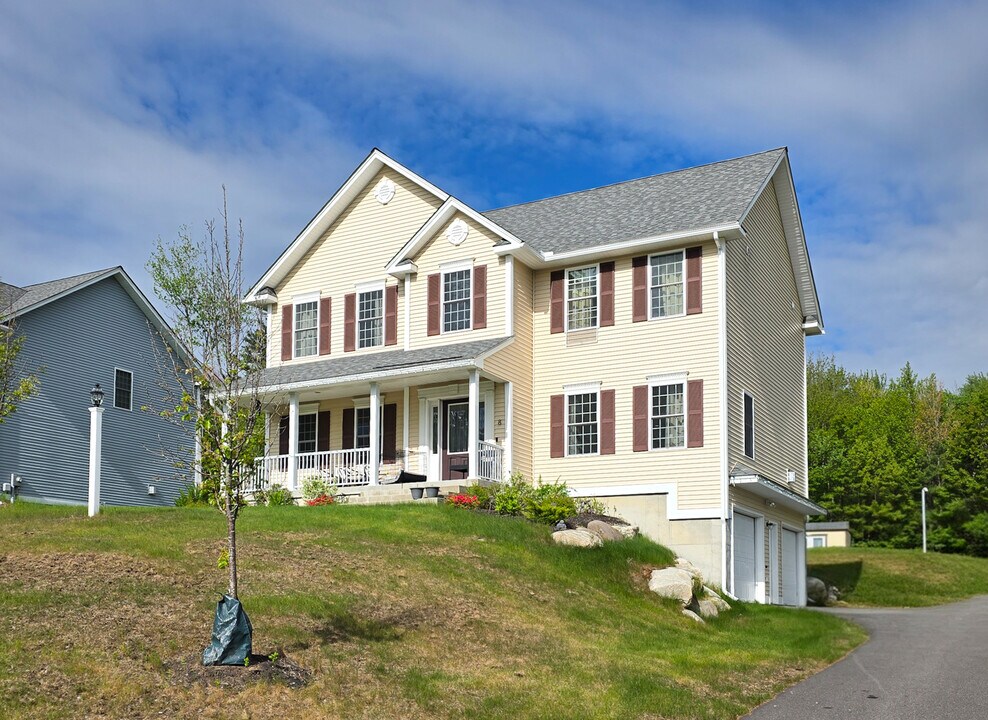 8 Colleen Cir in Hooksett, NH - Building Photo