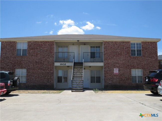 property at 1602 Dugger Cir
