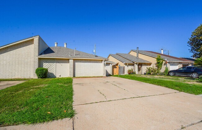 16518 Monte Carlo Ln in Houston, TX - Building Photo - Building Photo