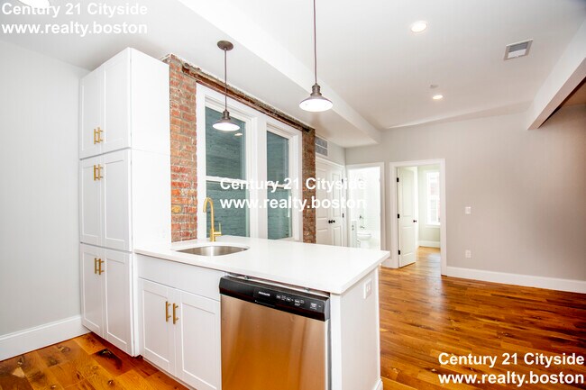 142 Chelsea St, Unit 3 in Boston, MA - Building Photo - Building Photo
