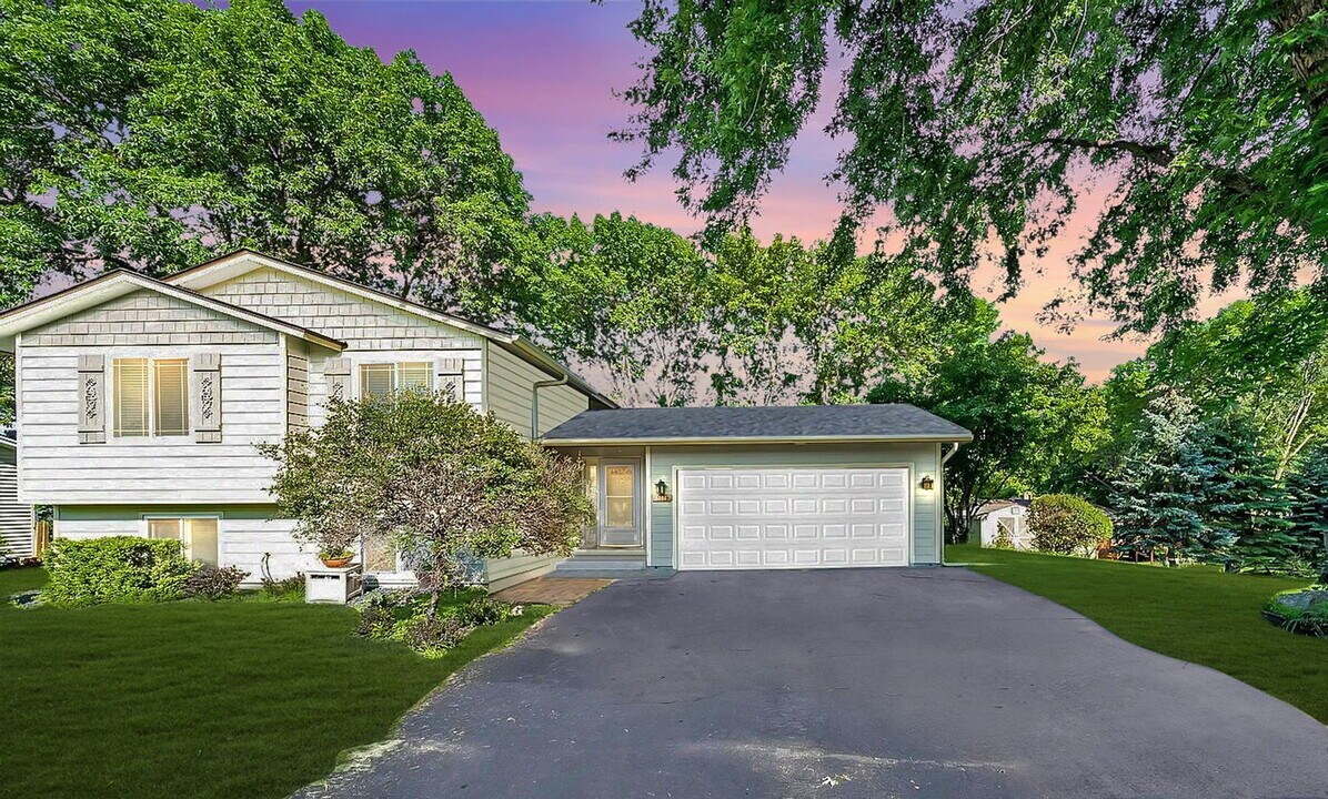 6960 Fernbrook Ln N in Maple Grove, MN - Building Photo