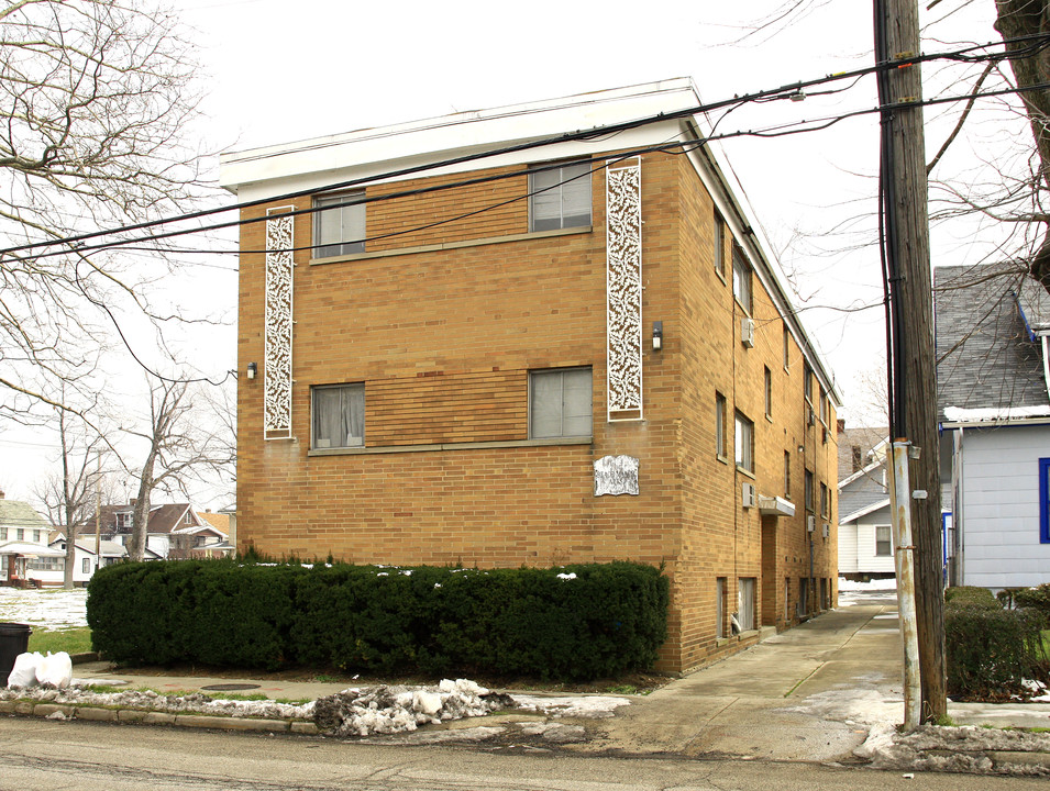 Beach Manor Apartments in Cleveland, OH - Building Photo