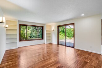 11821 SE Sunnycreek Ln in Clackamas, OR - Building Photo - Building Photo