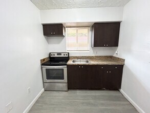651 NE 86th St in Miami, FL - Foto de edificio - Building Photo